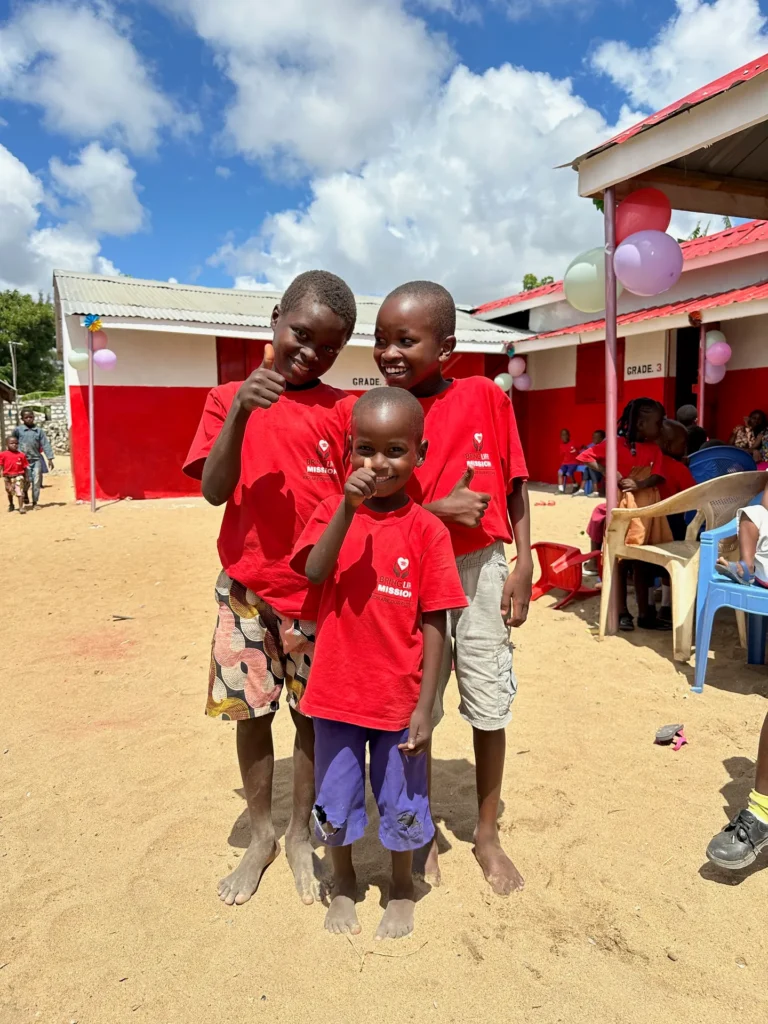 Дети и учителя Malindi Bring Life Academy
