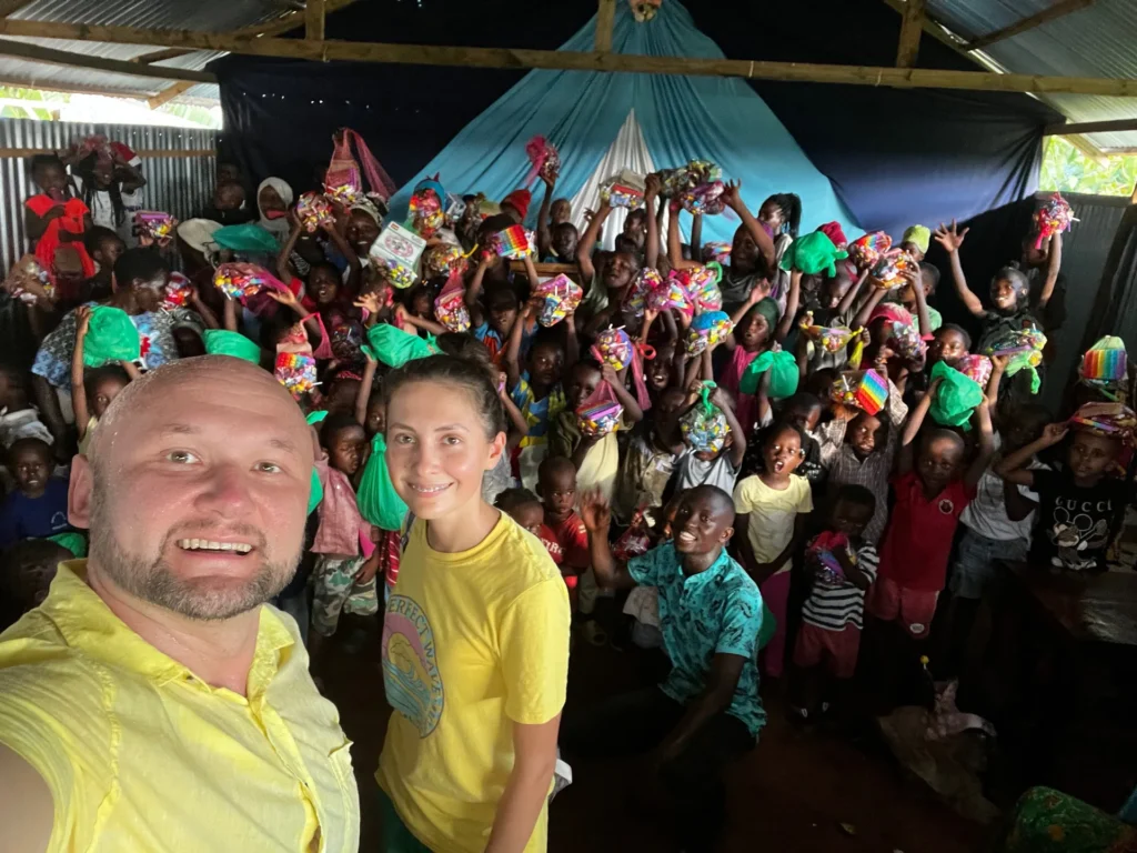 Команда Bring Life Mission с детьми на рождественском празднике в Малинди
