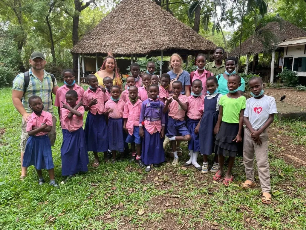 Группа школьников с командой Bring Life Mission на экскурсии в Кении